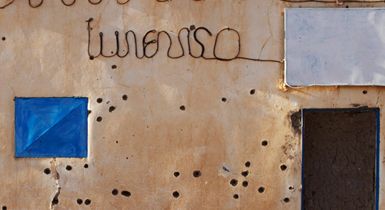 Façade d'un bar à Gao, au Mali, avec des impacts de balles.