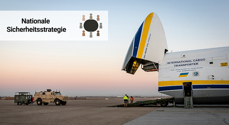 Bild zeigt ein Transportflugzeug mit der Aufschrift "International Cargo Transporter", in das im Zuge der Rückverlegung aus Afghanistan militärisches Material eingeladen wird