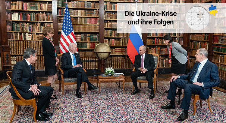 Image shows a meeting between Biden, Putin, Blinken and Lawrow as well as two translators. They are sitting in front of a wall of bookshelves and the US and Russian flags.