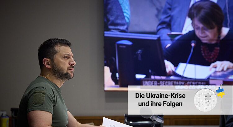 Der ukrainische Präsident Zelenskyy vor einem großen Bildschirm, auf dem eine Videokonferenz mit dem UN-Sicherheitsrat zu sehen ist.