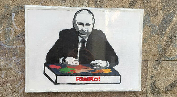 Bild von Vladimir Putin mit dem Brettspiel "Risiko!"