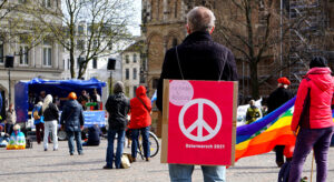 Einzelne Demonstrant:innen auf dem Bonner Ostermarsch 2021