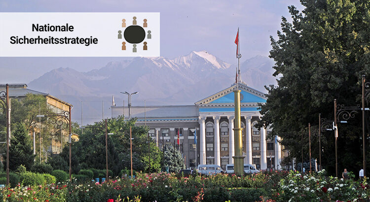 Ein Foto des Rathauses von Bischkek in Kirgistan mit Gärten im Vordergrund und Bergen im Hintergrund.