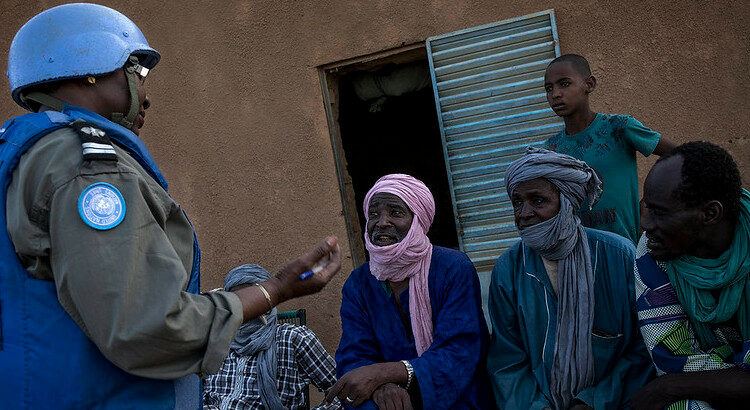 Ein Team von UNPOL-Offizieren der MINUSMA unterhält sich mit der Bevölkerung während einer täglichen Patrouille durch die Straßen von Menaka im Norden Malis. Foto MINUSMA/Marco Dormino
