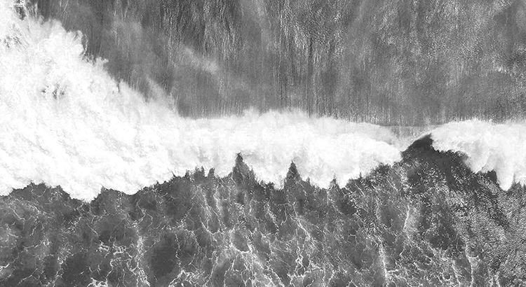 Schwarz-Weiß-Foto einer Welle im Sturm