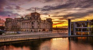 Gebäude vor Sonnenuntergang an Fluss