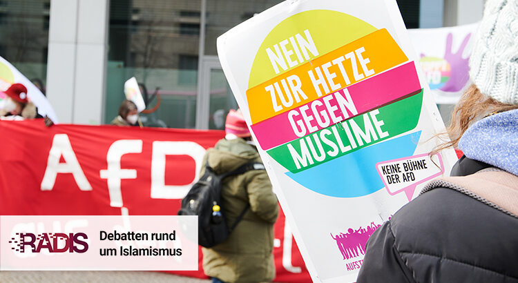 Demonstration mit Banner, auf dem steht "AfD" und Plakat, auf dem steht "Nein zur Hetze gegen Muslime"