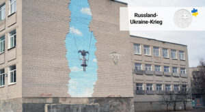 Wand eines grauen Gebäudes mit Gemälde eines blauen Himmels, vor dem ein Kind schaukelt