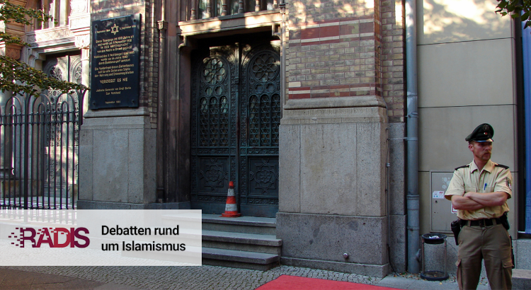 Uniformierter Polizeibeamter auf dem Posten in der Neuen Synagoge, Berlin, Deutschland