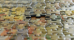 Ein Puzzle, in dem ein Teil fehlt