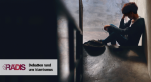 Mensch sitzt, den Kopf auf eine Hand gestützt, in einem dunklen Treppenhaus