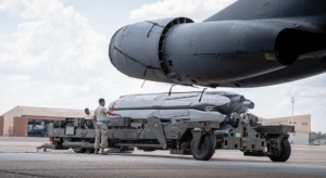 Ein Soldat testet Waffen auf einem Flugzeug.