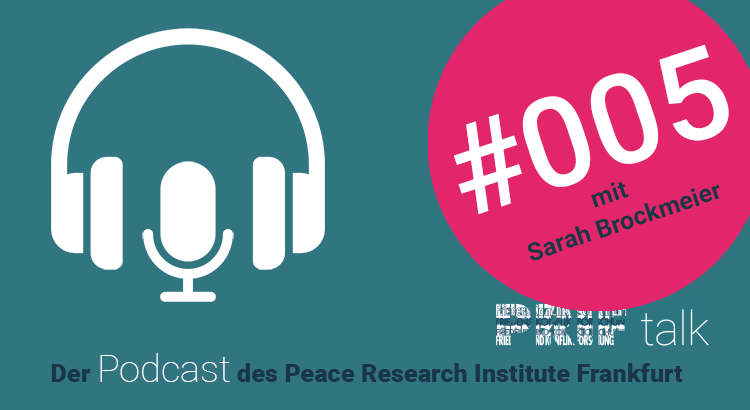 Ein Podcast-Mikrofon und ein Kopfhörer werden abgebildet, untertitelt mit dem Namen das Podcast "PRIF talk". Zusätzlich wird die Episode "#005 mit Sarah Brockmeier" angezeigt.