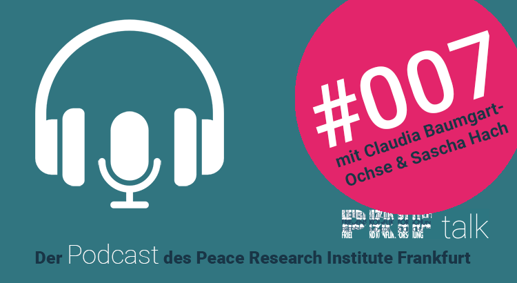 Ein Podcast-Mikrofon und ein Kopfhörer werden abgebildet, untertitelt mit dem Namen das Podcast "PRIF talk". Zusätzlich wird die Episode "#007 mit Claudia Baumgart-Ochse & Sascha Hach" angezeigt.