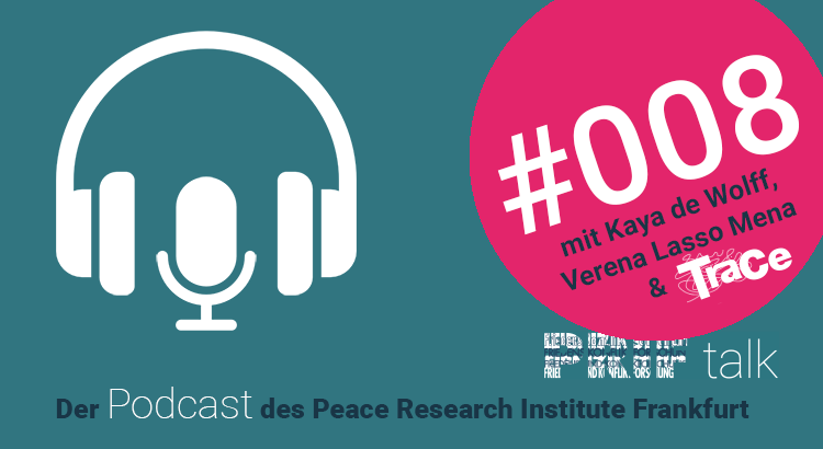 Ein Podcast-Mikrofon und ein Kopfhörer werden abgebildet, untertitelt mit dem Namen das Podcast "PRIF talk". Zusätzlich wird die Episode "#008 mit Kaya de Wolff, Verena Lasso Mena & TraCe" angezeigt.