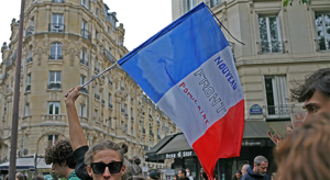 Eine Frankreichfahne mit der Aufschrift „Ensemble pour la République“ der vereinigten Linken