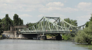 Bild einer Brücke über einem Fluss