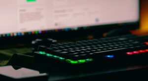 Leuchtende Tastatur vor Computerbildschirm