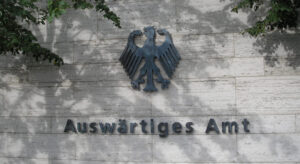 A wall with the the federal eagle and letters Federal Foreign Office (in German)