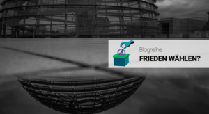 Eine Glaskuppel spiegelt sich in einer Pfütze. Am rechten Bildrand ist ein Banner eingeblendet mit dem Text "Blogreihe: Frieden Wählen?" und dem Symbol einer Wahlurne, in die ein Hand ein Friedenszeichen einwirft