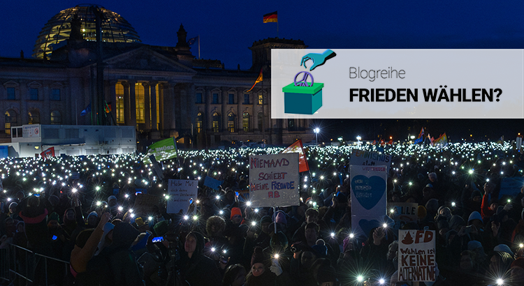 Das Bild zeigt eine große Menschengruppe im dunklen vor dem Bundestag. Sie halten Lichter in die Höhe und Schilder, die Protest gegen die AfD ausdrücken.