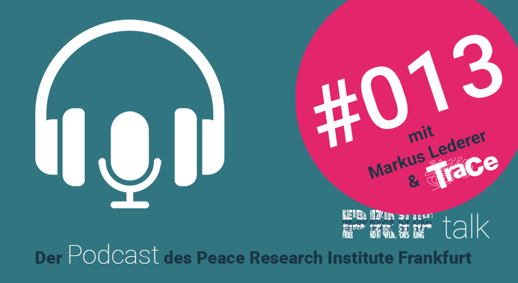 Ein Podcast-Mikrofon und ein Kopfhörer werden abgebildet, untertitelt mit dem Namen das Podcast "PRIF talk". Zusätzlich wird die Episode "#013 mit Markus Lederer & TraCe" angezeigt.