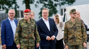 Verteidigungsminister Boris Pistorius mit mehreren Personen in Bundeswehr-Uniform