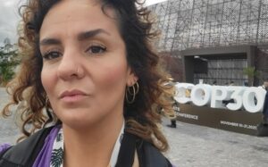 Selfie von Autorin Verena Lasso Mena am Eingangstor zur COP30. 