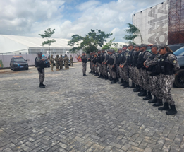 Das Bild zeigt eine Reihe Polizist*innen, die in einer Reihe vor dem Hauptgebäude der COP30 aufgestellt sind.