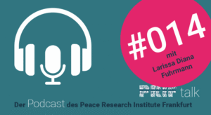 Ein Podcast-Mikrofon und ein Kopfhörer werden abgebildet, untertitelt mit dem Namen das Podcast "PRIF talk". Zusätzlich wird die Episode "#014 mit Larissa-Diana Fuhrmann" angezeigt.