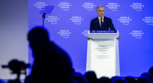 Mark Carney am Rednerpult vor einer blauen Wand mit der Aufschrift World Economic Forum, davor sind Silhouetten des Publikums zu sehen.