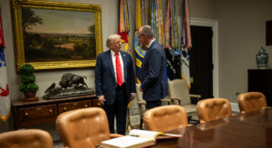 Donald Trump und Friedrich März im Gespräch in einem Konferenzraum