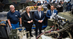 Boris Pistorius auf einer Panzer-Fertigungsstraße in einem Werk des Rüstungskonzerns KNDS N.V., vormals KMW+Nexter Defense, der aus einer Fusion von Krauss-Maffei Wegmann und Nexter entstand und hälftig im Besitz der französischen Agence des participations de l’État und der Wegmann-Gruppe ist.