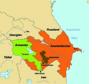 Das Bild zeigt eine Landkarte der Kaukakus-Region, auf der Armenien, Aserbaidschan und Bergkarabach durch drei Farben visuell voneinander getrennt sind. 