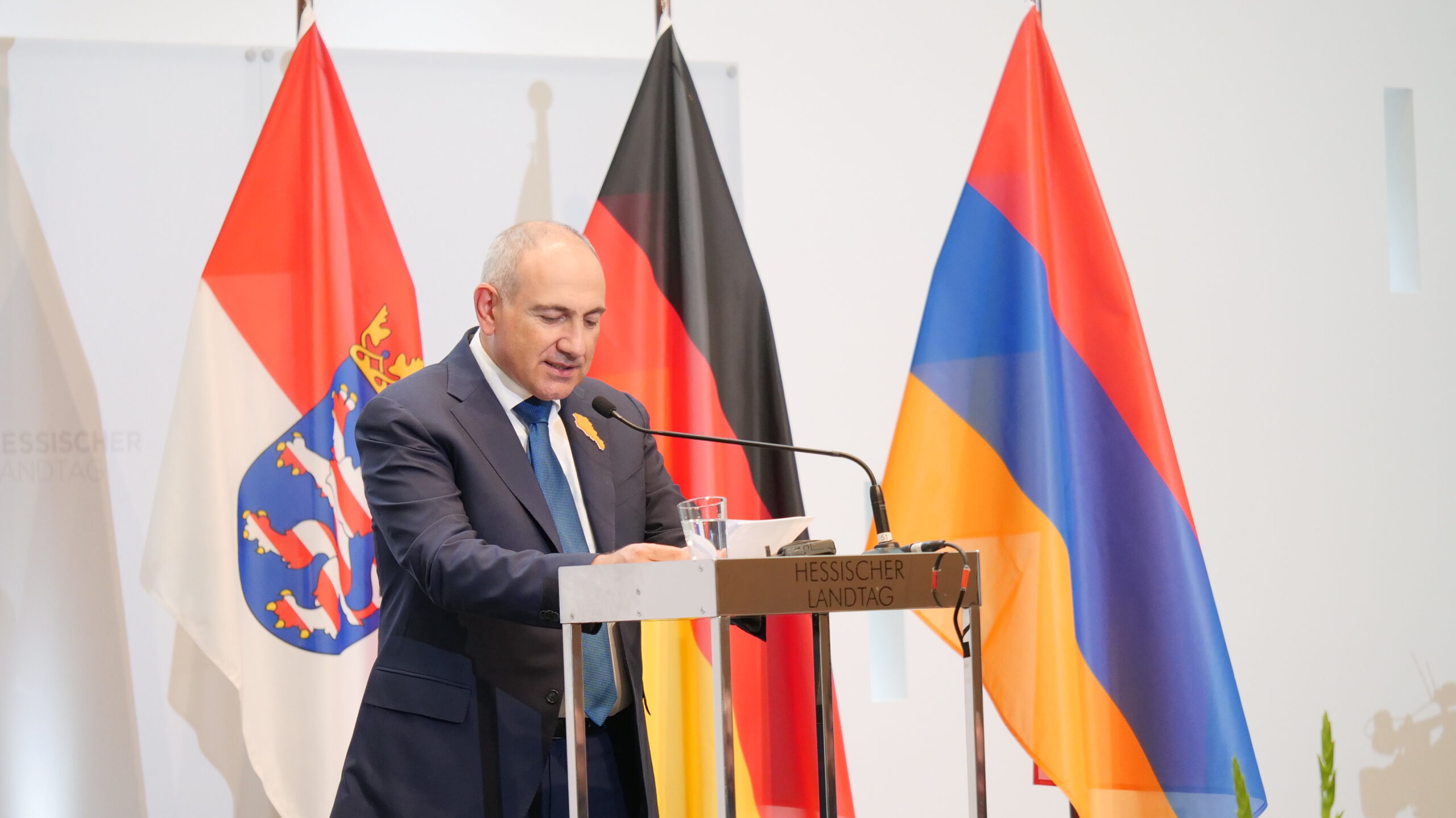 Der armenische Ministerpräsident Nikol Paschinjan steht am Rednerpult im Hessischen Landtag und hält seine Dankesrede anlässlich der Verleihung des Hessischen Friedenspreises der Albert-Osswald-Stiftung.
