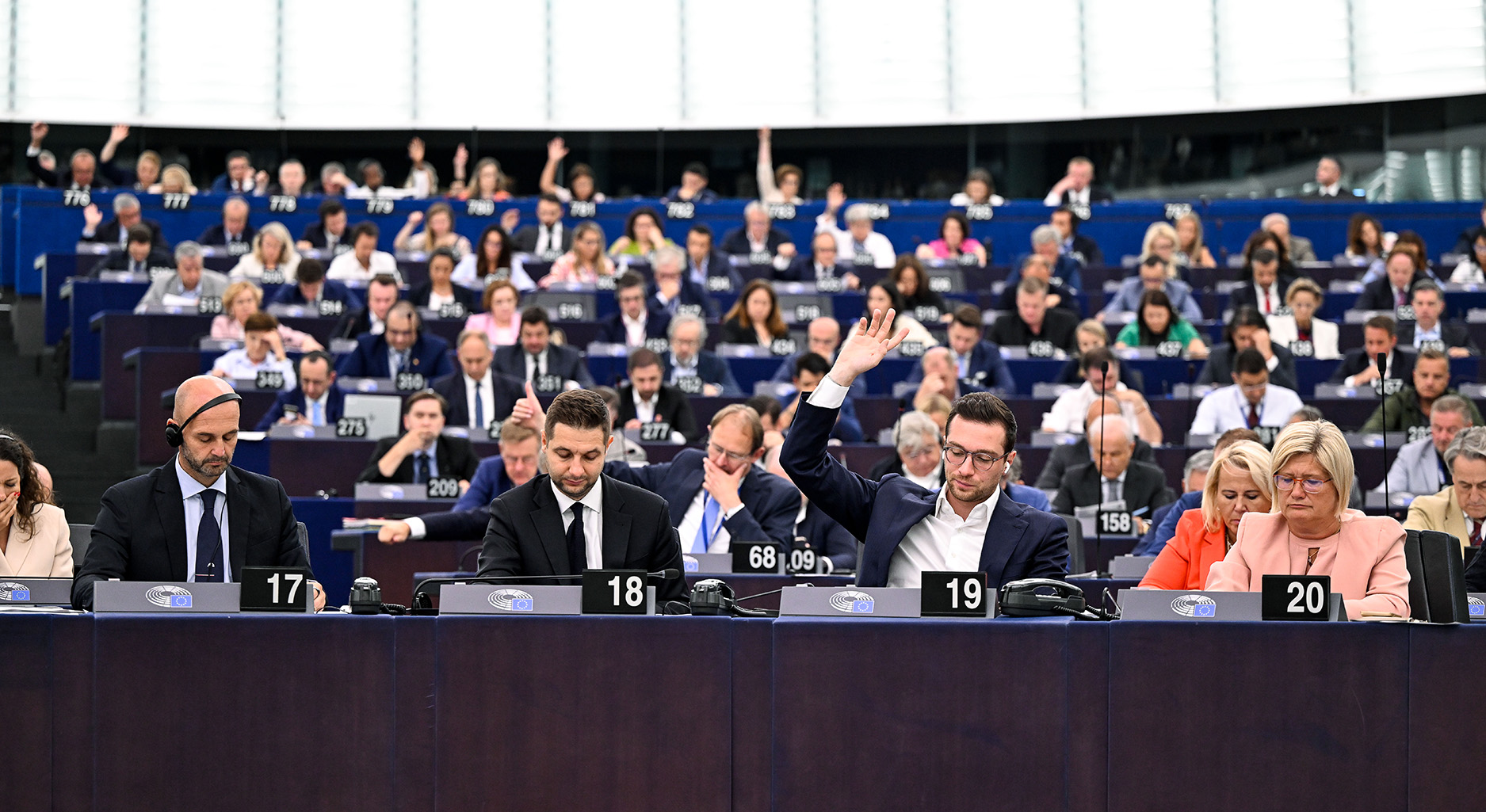 Die EU-Abgeordneten Kinga Gál (PfE, HU), Patryk Jaki (ECR, PL, Jordan Bardella (PfE, FR) und Nicola Procaccini (ECR, IT) während einer Abstimmung in einer Plenarsitzung des EU-Parlaments.