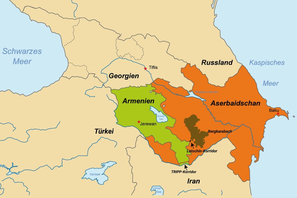 Karte zeigt die Länder Armenien, Aserbaidschan, Georgien, Türkei, Iran und Russland mit markierten Städten, Seen in deutscher Beschriftung. Armenien und Aserbaidschan sind unterschiedlich farbig markiert. Extra aufgeführt sind der Latschin-Korridor und der TRIPP-Korridor.
